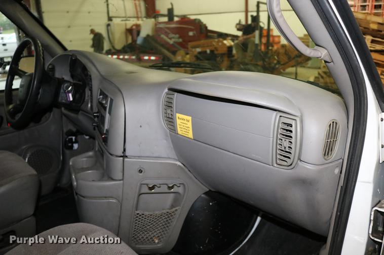 image for item DC3690 2005 GMC Safari van