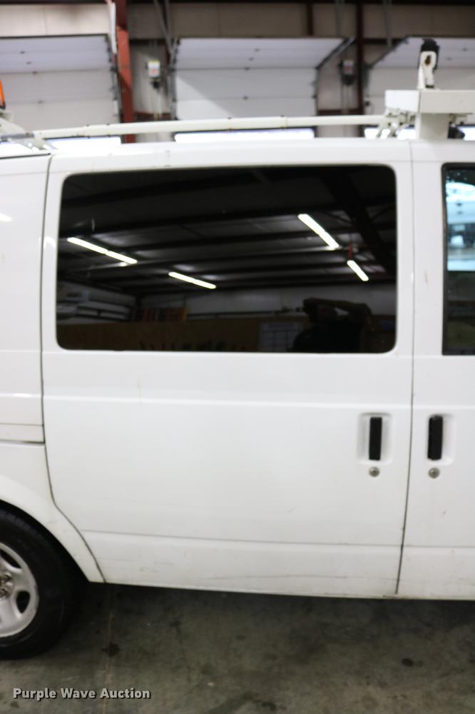 image for item DC3690 2005 GMC Safari van