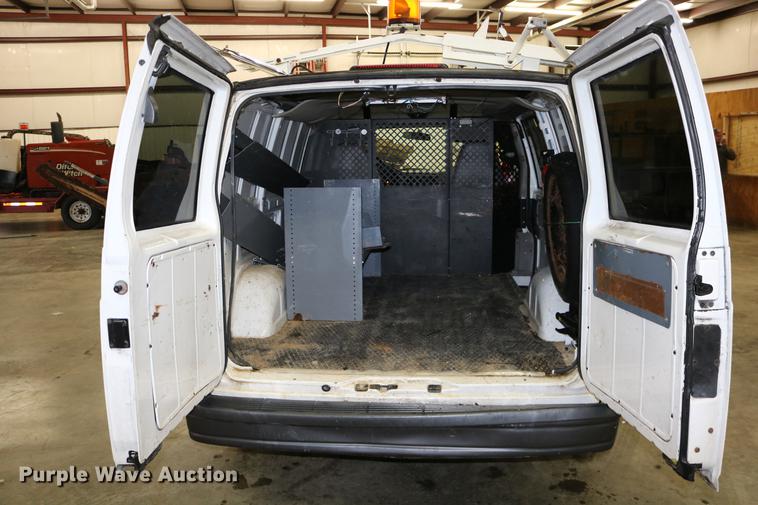 image for item DC3690 2005 GMC Safari van