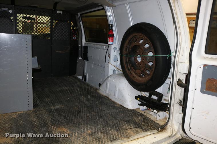 image for item DC3690 2005 GMC Safari van