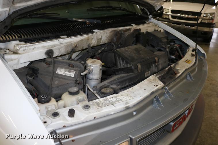 image for item DC3690 2005 GMC Safari van