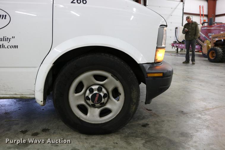 image for item DC3690 2005 GMC Safari van