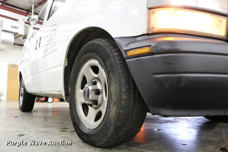 image for item DC3690 2005 GMC Safari van