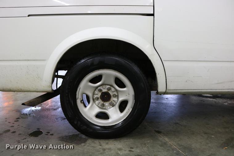 image for item DC3690 2005 GMC Safari van