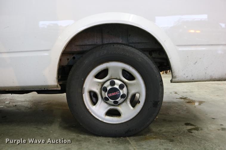 image for item DC3690 2005 GMC Safari van