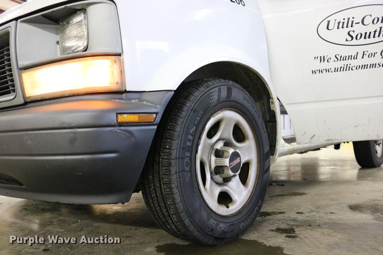 image for item DC3690 2005 GMC Safari van