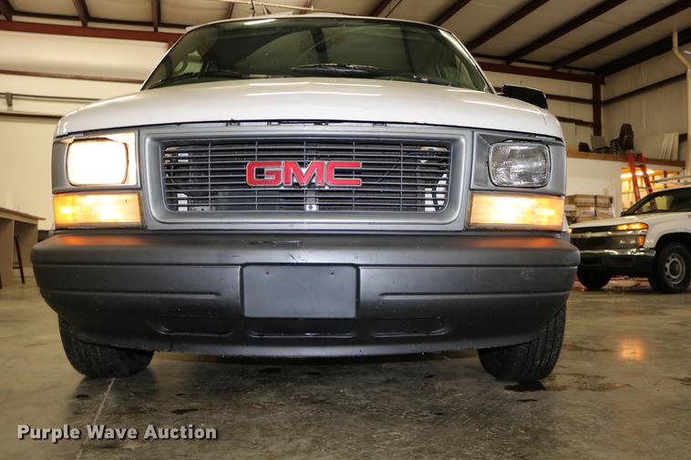 image for item DC3690 2005 GMC Safari van