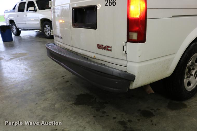 image for item DC3690 2005 GMC Safari van