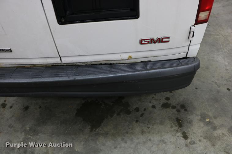 image for item DC3690 2005 GMC Safari van