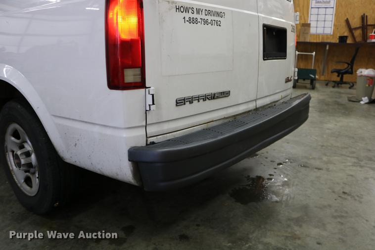 image for item DC3690 2005 GMC Safari van