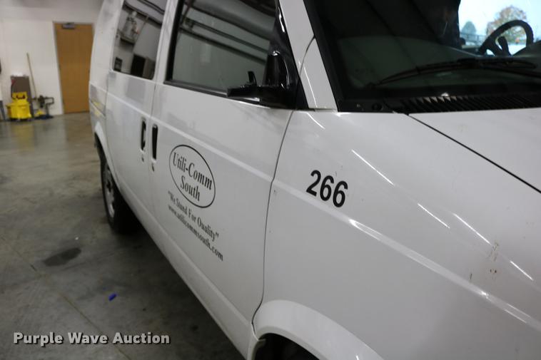 image for item DC3690 2005 GMC Safari van