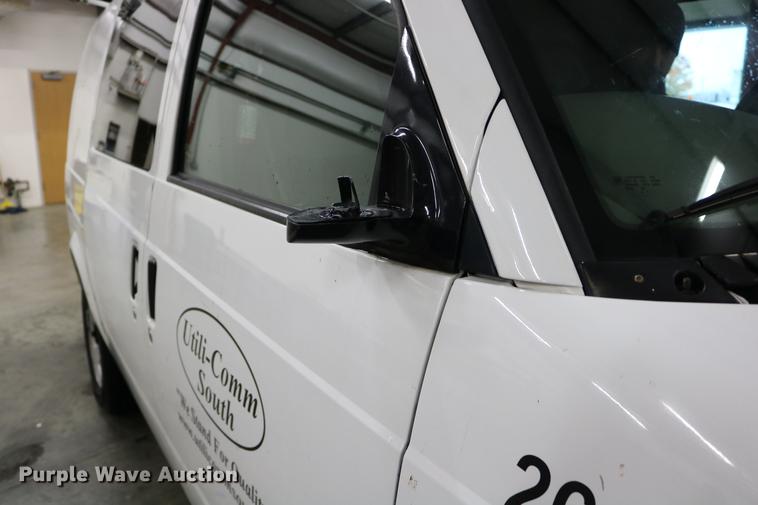 image for item DC3690 2005 GMC Safari van