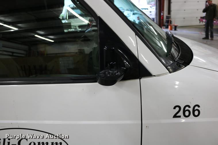 image for item DC3690 2005 GMC Safari van