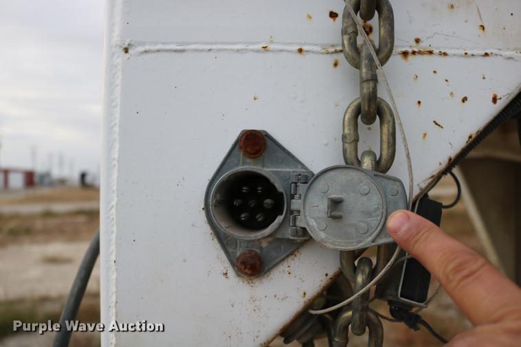 image for item DC3715 2004 enclosed cargo trailer