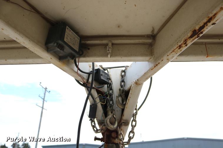 image for item DC3715 2004 enclosed cargo trailer