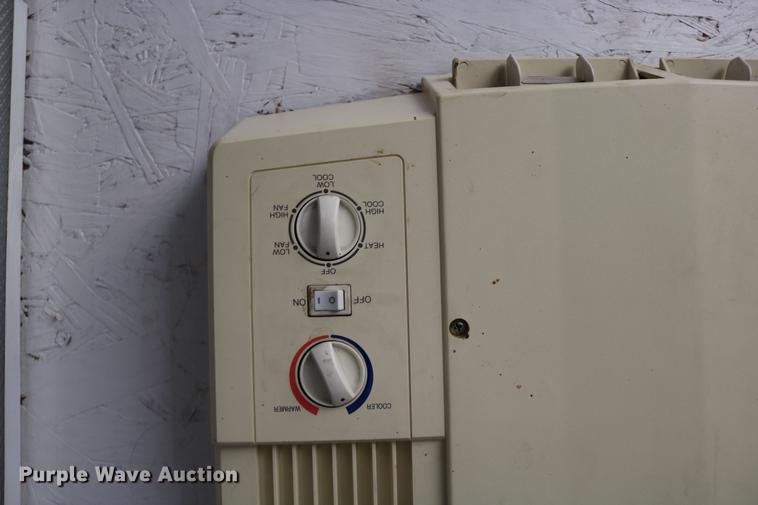 image for item DC3715 2004 enclosed cargo trailer