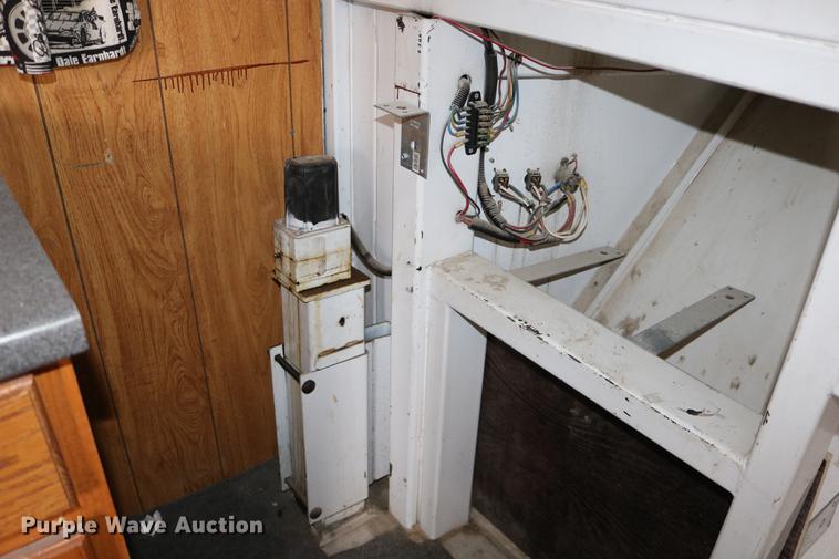 image for item DC3715 2004 enclosed cargo trailer