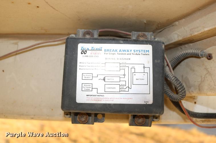 image for item DC3715 2004 enclosed cargo trailer