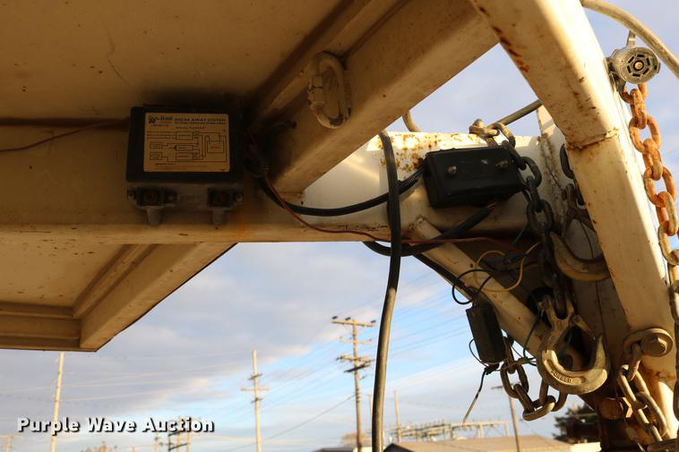 image for item DC3715 2004 enclosed cargo trailer