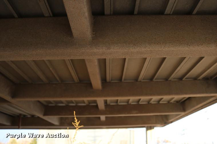 image for item DC3715 2004 enclosed cargo trailer