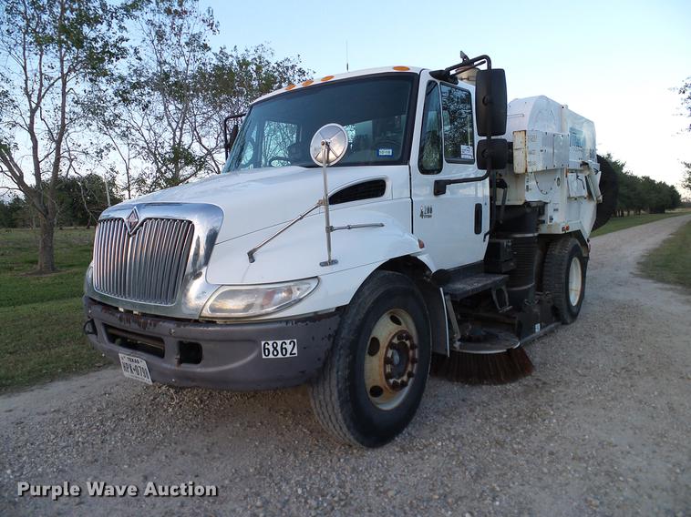 image for item DC7951 2005 International 4200 street sweeper truck
