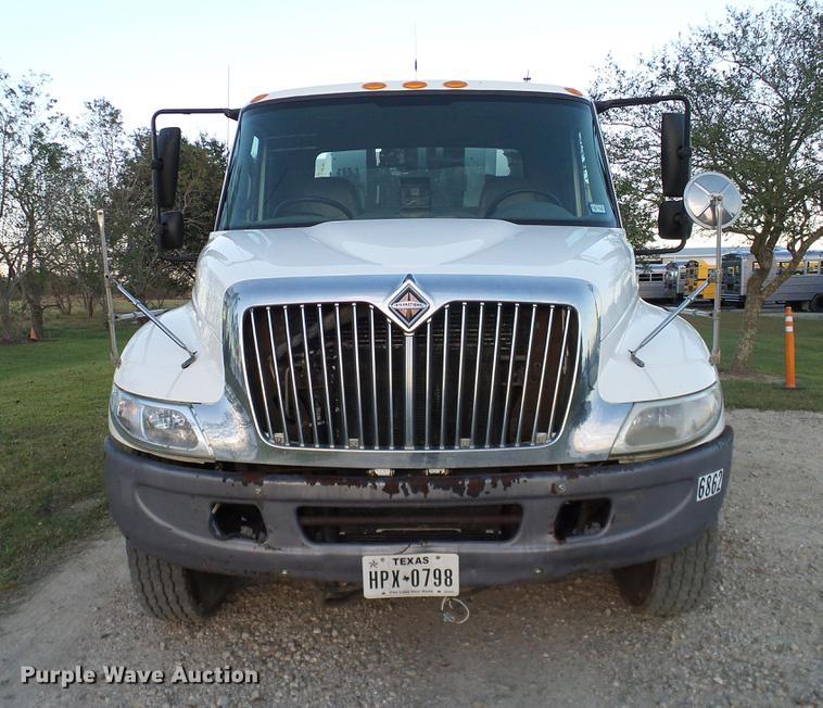 image for item DC7951 2005 International 4200 street sweeper truck