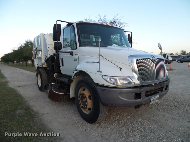 image for item DC7951 2005 International 4200 street sweeper truck