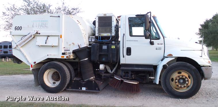 image for item DC7951 2005 International 4200 street sweeper truck