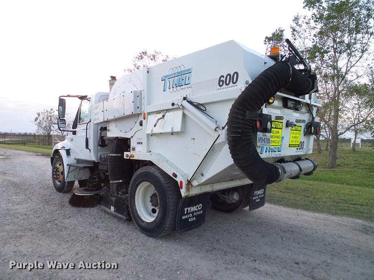 image for item DC7951 2005 International 4200 street sweeper truck