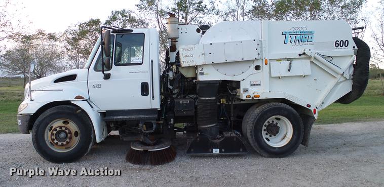 image for item DC7951 2005 International 4200 street sweeper truck