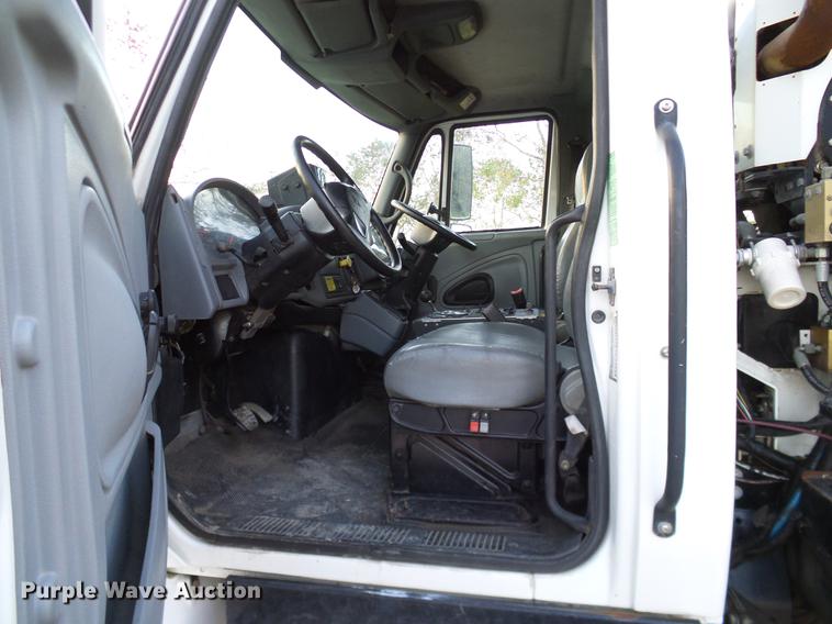 image for item DC7951 2005 International 4200 street sweeper truck