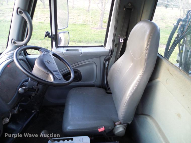 image for item DC7951 2005 International 4200 street sweeper truck