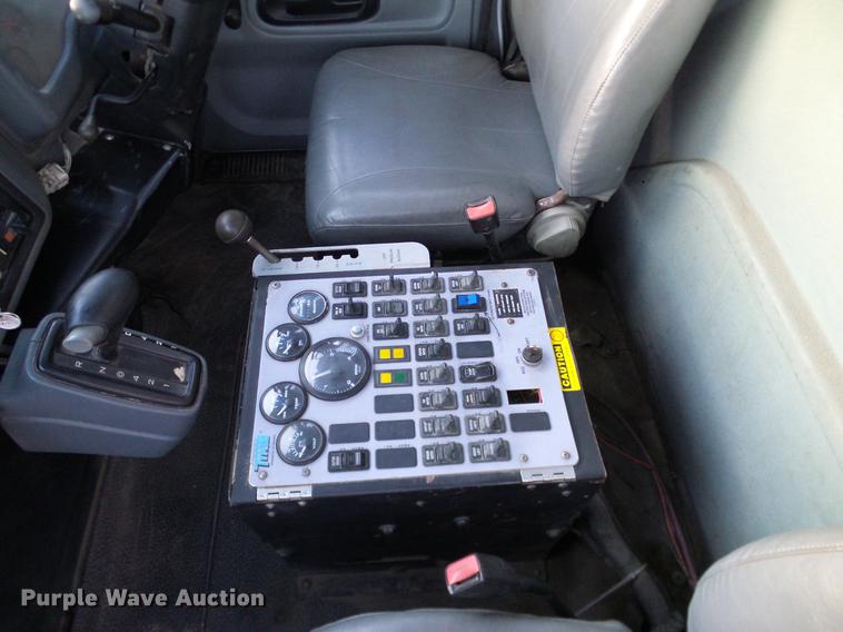 image for item DC7951 2005 International 4200 street sweeper truck