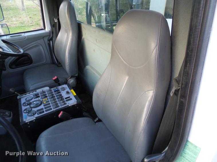 image for item DC7951 2005 International 4200 street sweeper truck