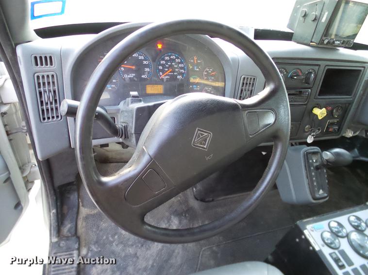 image for item DC7951 2005 International 4200 street sweeper truck