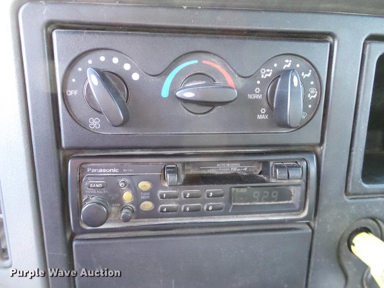 image for item DC7951 2005 International 4200 street sweeper truck