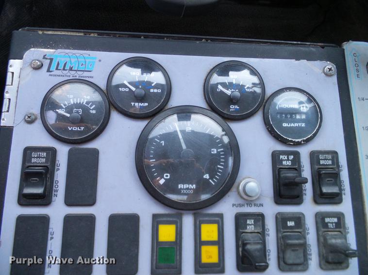 image for item DC7951 2005 International 4200 street sweeper truck