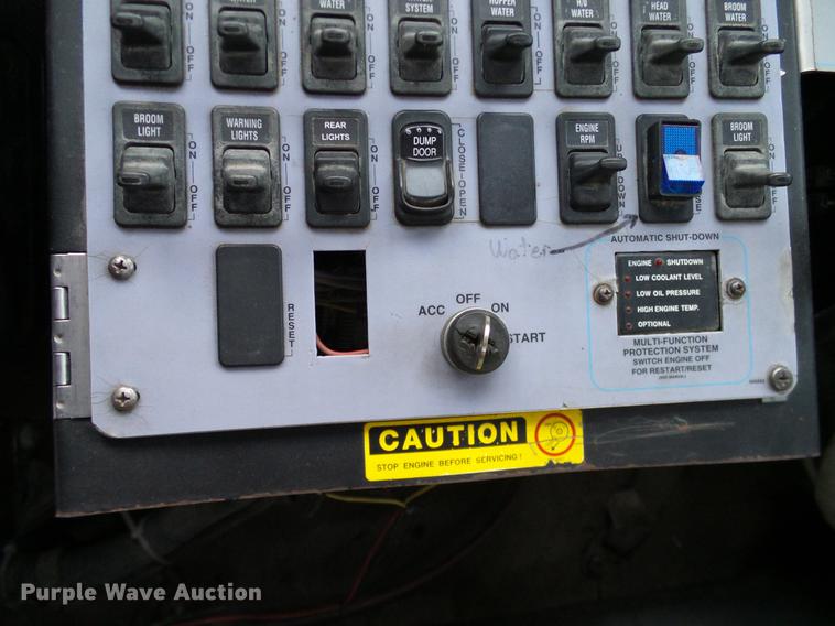 image for item DC7951 2005 International 4200 street sweeper truck