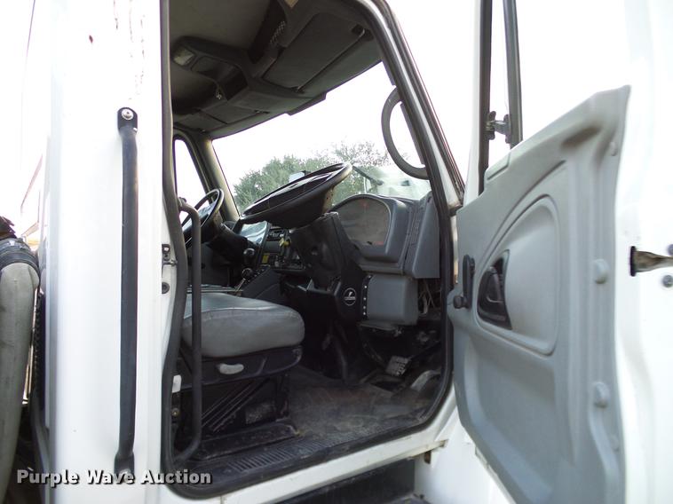 image for item DC7951 2005 International 4200 street sweeper truck