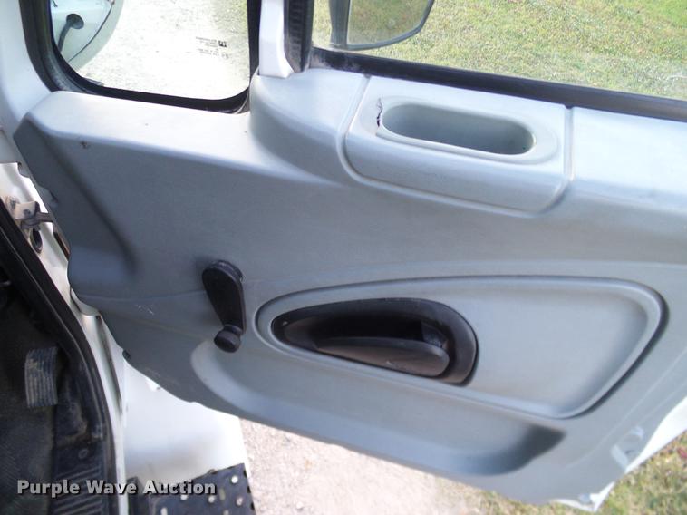 image for item DC7951 2005 International 4200 street sweeper truck