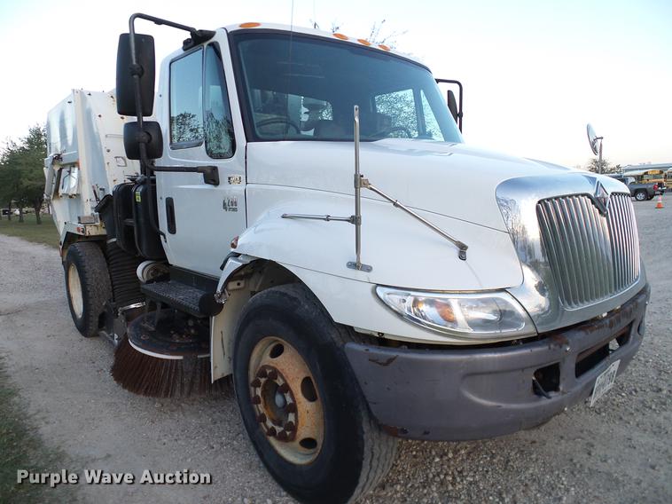 image for item DC7951 2005 International 4200 street sweeper truck