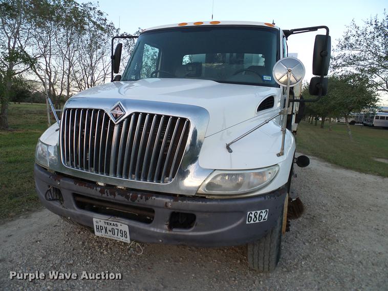image for item DC7951 2005 International 4200 street sweeper truck
