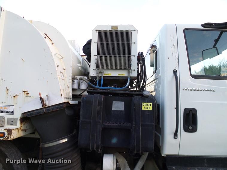 image for item DC7951 2005 International 4200 street sweeper truck