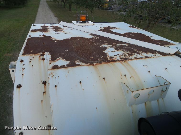 image for item DC7951 2005 International 4200 street sweeper truck