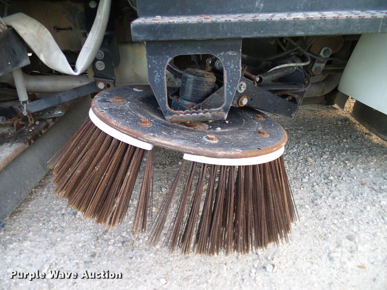 image for item DC7951 2005 International 4200 street sweeper truck