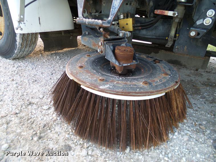 image for item DC7951 2005 International 4200 street sweeper truck