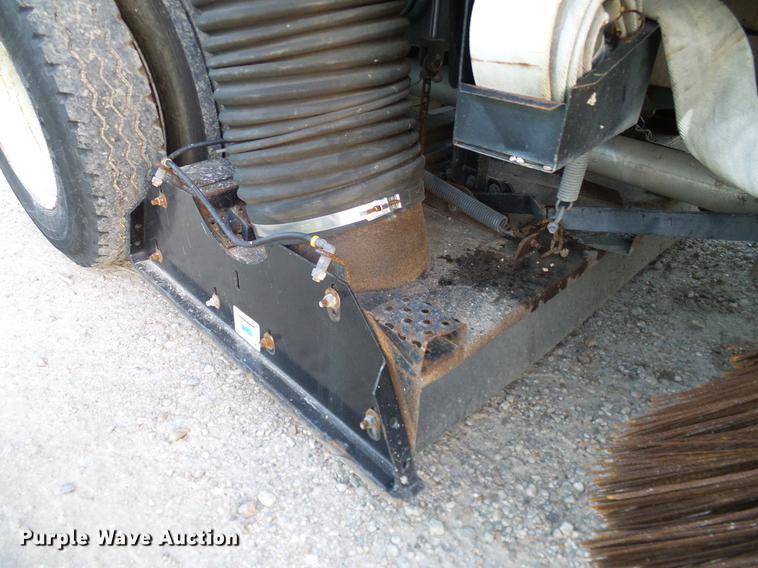 image for item DC7951 2005 International 4200 street sweeper truck