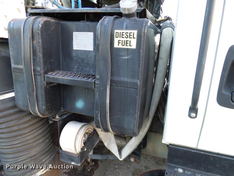 image for item DC7951 2005 International 4200 street sweeper truck