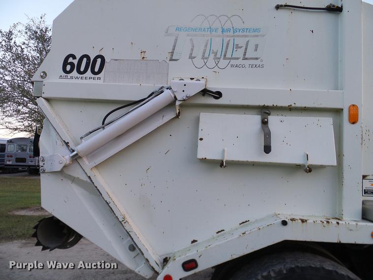 image for item DC7951 2005 International 4200 street sweeper truck