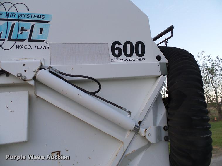 image for item DC7951 2005 International 4200 street sweeper truck